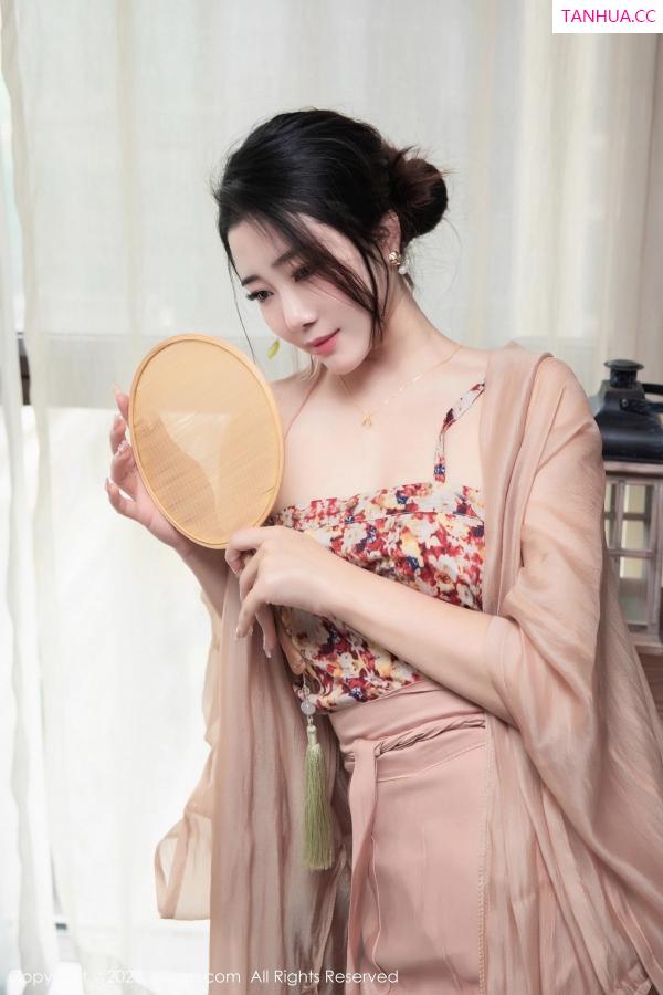   [XiuRen]高清写真图 2023.03.23 No.6457 严利娅Yuliya 汉服美臀第7张图片
